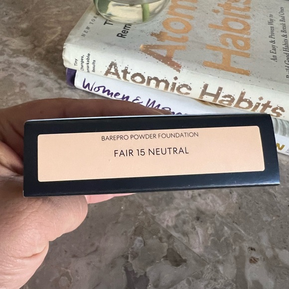 bareMinerals BAREPRO 16HR Skin-Perfecting Powder Foundation - Picture 5 of 8